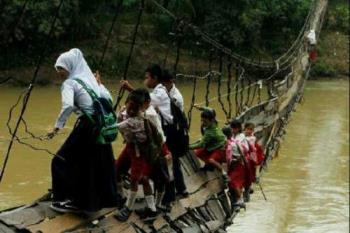 Student - Students try to cross damaged bridge just for schooling. One mistake, they died