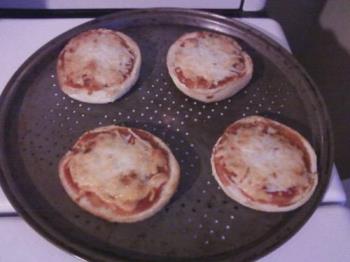 bagel pizza - bagel pizza I made for dinner tonight bagel pizza - bagel pizza I made for dinner tonight