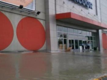 flood - a friend took this picture just now..this is outside the mall.
