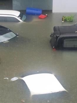 Vehicles underwater - Flooded and stranded