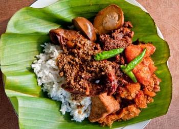 gudeg yogyakarta - Gudeg is Yogyakarta's tradional food. It made by jackfruit and brown sugar. It's delicious, sweet and yummy. You can mix gudeg with rice too. 