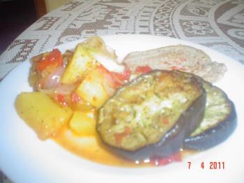 A stew with fried eggplats on the side. - I like the adition of fried eggplant or zuchinni. I feel the dish looks nicer and there´s always the extra helping of veggies.