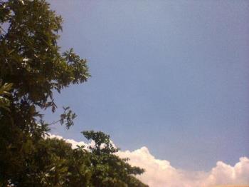 Cebu&#039;s Blue Skies Today - A very hot weather in Cebu today.
