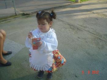 Sofía fully dressed. - We had to buy her some juice to keep her away of her wanting another hairdo. LOL