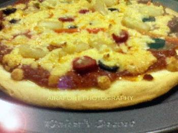 cheesy pizza - cheesy pizza delight, good food for everyone.