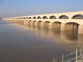 sukkur barrage - this is river of sukkur berrage this is best i like this berrage this is big bridge in pk