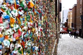 thetravelersway.com/seattle-gum-wall-an-unsanitary-attraction/