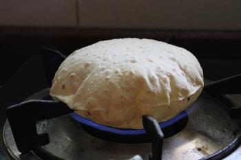 https://en.wikipedia.org/wiki/File:Fulka_Roti_like_ball.jpg https://en.wikipedia.org/wiki/File:Fulka_Roti_like_ball.jpg