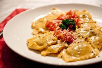 https://melindaskeuken.wordpress.com/2012/02/04/wild-mushroom-ravioli-in-roasted-red-pepper-cream-sauce/