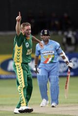 Shaun Pollock and Sachin Tendulkar - Shaun Pollock dismissed Sachin Tendulkar for the ninth time in ODIs as South Africa beat India by 80 runs at Port Elizabeth 