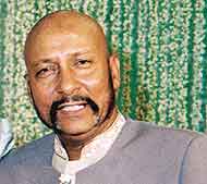 syed Kirmani - Kirmani won the award for the best wicket keeper in the 1983 Cricket World Cup, his highlight of which was the catch of Faoud Bacchus that he took in the final against the West Indies. In the first round match against Zimbabwe, he equalled the then record by effecting three catches and two stumpings. Against West Indies at home, he partnered Sunil Gavaskar - who scored 236* - in a record stand of 143* for the ninth wicket in the Madras Test.

