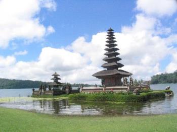 Temple in Bali :) - Bali is very beautiful place where I would love to visit!