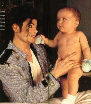 Michael Jackson freaks me out - He REAlLY loves children right? 

Then why does this picture give me the heebie jeebies? 