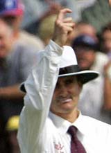 billy bowden - the crucked finger