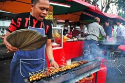 selling @ satay pasar malam - satay in malaysia can be found throughout every state in the country . besides restaurants that serve satays, one can find hawkers selling satay in food courts and pasar malam (night market). 
