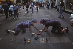 3D CHALK drawing - Chalk Drawings by JULIAN BEEVER, an English Artist who’s famous for his art at the pavement of England, France,Germany, USA, Australia and Belgium. BEEVER gives to his chalk drawings an amazing 3D illusion