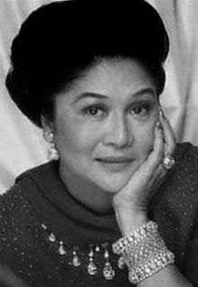 Imelda Marcos - Imelda Marcos wearing the Buccelatti necklace 