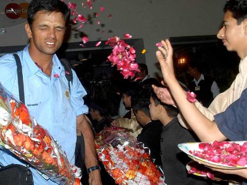 Rahul dravid being flowered - Rahul Dravid being flowered by fans in a cafe in South Africa 2006