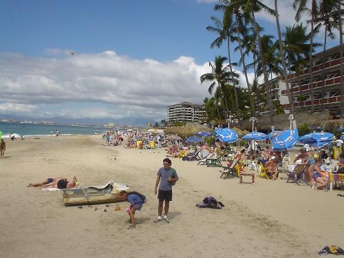 Beach in Puerto Vallarta - More daytime beachfront along the boardwalk (Malecon) downtown (El Centro). Hay muchas chicas bonitas.