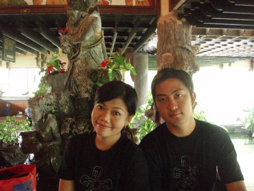 Me& Wilson - This pic was captured when we went for a vacation to Bali together. It was @ Inna Putri Bali Lobby Hotel. Wearring the same Giordano's Black T-shirt, He just buy it @ Bali Collections, one of Nusa Dua Hotels Departement Store Area. And the funny thing is..we'd wearred it just one day after we got fighthing! haha..see his face?