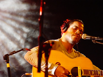 Lenny Kravitz - Lenny plays acoustic guitar