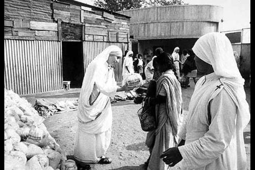 Mother teresa - Mother teresa doing charity