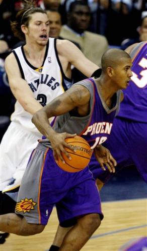 Phoenix Suns Raja Bell - Phoenix Suns' Raja Bell, right, drives past Memphis Grizzlies' Mike Miller during the third quarter of NBA basketball action, Monday, 15 January 2007, in Memphis, Tenn. The Suns defeated the Grizzlies 137-122. (AP Photo/Lance Murphey)