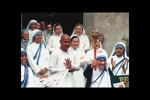 Mother teresa  pics - Mother teresa with carrying the torch
