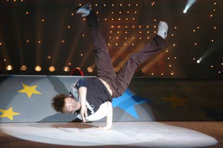 hip-hop - hip-hop or street dance are the good play,and i like them very much!