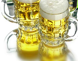 mug of beer - why beer have bubbles?