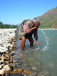 satisfaction in  nature - can anyone imagine there is a different satisfaction that nature provide us.. hmm just see he is so much satisfied with the calm n clean water of river..