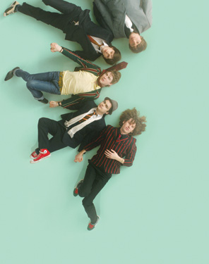 Kaiser chiefs - Cool band picture, Kaiser chiefs lying on the ground..