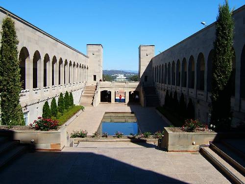 canberra war memorial - small and beautiful city.