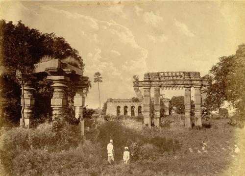 Rare foto of my warangal fort - This is a rare foto of warangal foto..foto mighthave taken probably befor 1940s i guess..goodone