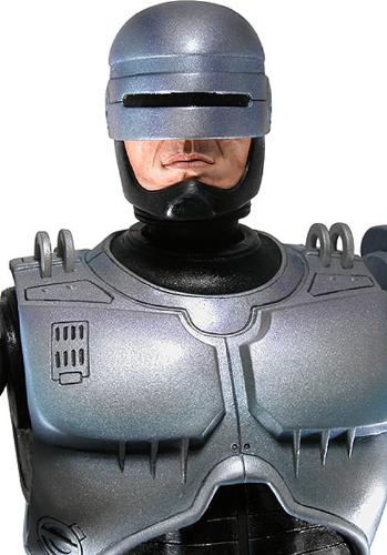 robocop - this is a very nice picture whit robocop.if you woukld look very carefoul at his face you will se that he is a litlle old...