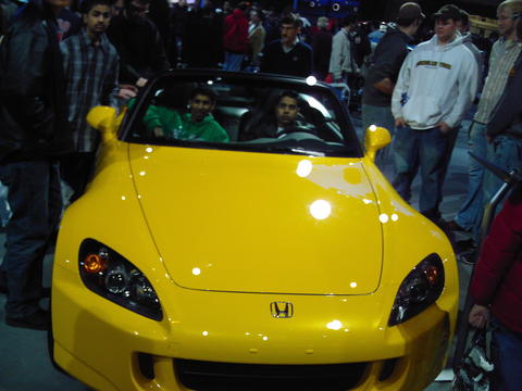 car - dis car was shoot in Dhoom 1 for esha deol