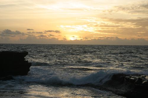 Sun Set In Tanah Lot - Here is the beautiful of sun set in Tanah Lot, Bali. One of must seen place in Bali, Indonesia. Awesome!