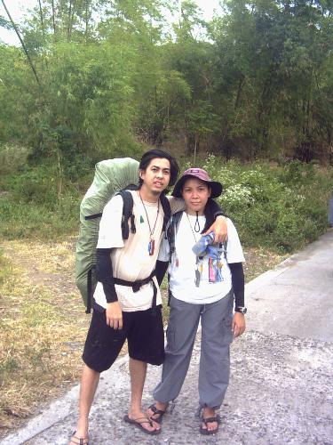 weeeeeeeee - tired and exhausted but still manages to smile for the camera. goin down mt. tagapu