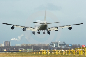 airplain - airplain landing on airport