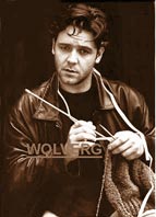 Russell Crowe knitting - This is a photo of Russell Crowe from Australia knitting. Maybe its genuine, maybe is a publicity stunt, what do you think?