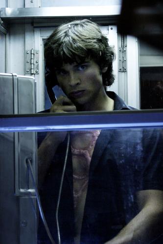 Smallville! - Clark - Phone booth.