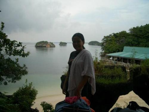 hundred islands - silhoutte me! :D the first time i visited hundred islands in Pangasinan, i was enchanted. it seemed magical, seeing hundreds of islands dotting the wide blue seas. don't u agree?