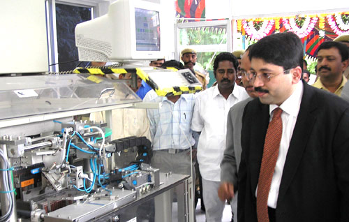 about the dayanidhimaran - 'The union minister for communications and informtion technology shri dayanidhimaran visiting india's first ever lead free integrated chip plating process facility'