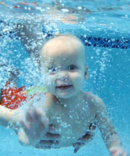 Baby submerged - Baby swimming under water