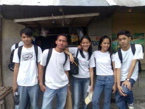 community exposure - that's the picture my friend captured when we were in Brgy. Bell, magarao for our community exposure...despite the long walks, so many interviews we had with the people...we still look so gorgeous...anyway, we had so much fun during our community exposure...we talked to the residents, chatted with them, made jokes with my friends, kept on laughing...still laughing...still laughing...more pictures...okay more pictures...laugh...laugh...thank goodness my groupmates were so funny and even though after that day...what awaited before us were too many schoolworks and preparations for our community diagnosis presentation, we were still enjoying the company of each other...by the way i'm that one who's holding a pencil and a yellow cap...