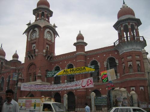 City Of Saints Multan - Multan is an important city of Pakistan and a great cultural place.It is called the Madina-tul-Oliaa(City of saints).It has its own rich traditions and culture.It is famous for 4G'z 1.Grd(Dust) 2.Gada(Baggers) 3.Grma(Hot) 4.Goristaan (cemetories) It is also a beautiful city of south Punjab. This picture is of Ghanta Gher(Tower Clock) Multan,an important and famous point in Multan.
