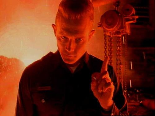 threatening villain - the t1000 poses a threatening image in tis pic