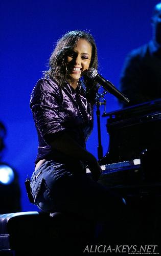 alicia keys - alicia keys is one of the best and most talented performer of her time..