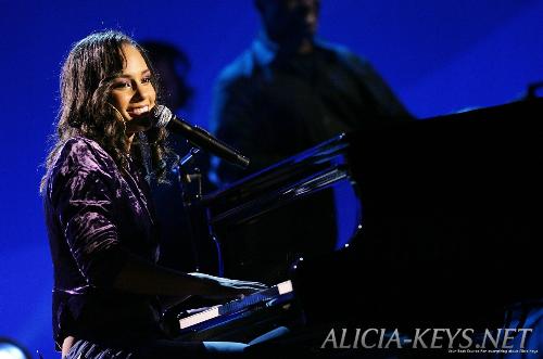 alicia keys - alicia keys as she strike the piano with her hand during a performance