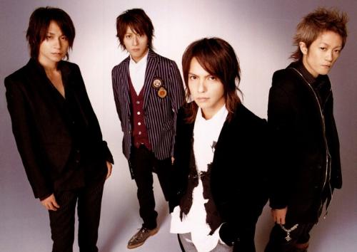 L'Arc~en~Ciel - This is L'Arc~en~Ciel. A japanese Rock band (J-Rock) The band started in 1991. Their first album relesed is DUNE. L'Arc~en~Ciel are: - Vocal: hyde  - Guitar: ken  - Drums: yukihiro  - Bass: tetsu
